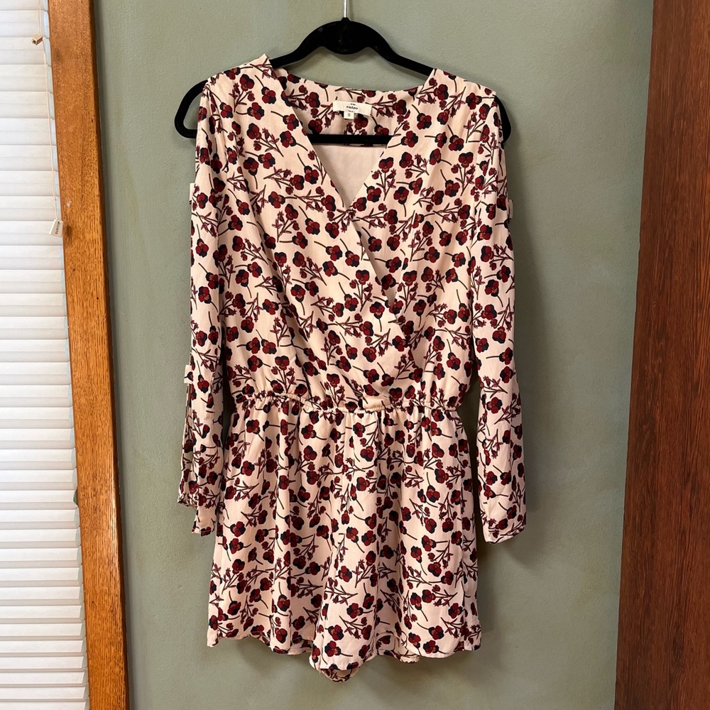 Entro, Long-sleeved romper, size: Small.